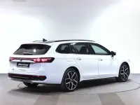 Gebraucht VW Passat R-line 150 PS (110 kW) 2024 Pure white/grenadillschwarz me Kombi