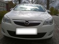 Gebraucht Opel Astra Edition 165 PS (121 kW) 2012 Weiß Kombi