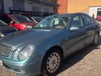 Usata Mercedes E220 150 CV (110 kW) 2002 Blu Berlina
