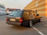 Gebraucht Mercedes 230 132 PS (97 kW) 1989 Schwarz Limousine
