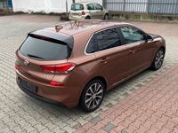 Gebraucht Hyundai i30 120 PS (88 kW) 2017 Braun Limousine