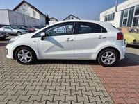 Gebraucht Kia Rio Attract 86 PS (63 kW) 2015 Weiß Limousine