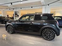 Gebraucht Mini Cooper S Favoured 204 PS (150 kW) 2024 Midnight black ii Kleinwagen