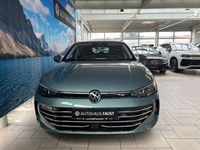 Gebraucht VW Passat Elegance 150 PS (110 kW) 2024 Grün metallic Kombi