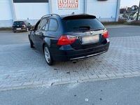 Gebraucht BMW 320 163 PS (119 kW) 2008 Blau Kombi