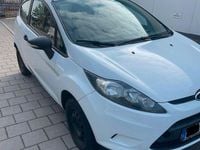 Gebraucht Ford Fiesta Ambiente 60 PS (44 kW) 2012 Weiß Kleinwagen