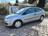 Gebraucht Ford Focus Trend 101 PS (74 kW) 2005 Silber Limousine