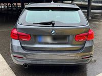 Gebraucht BMW 318 Advantage 136 PS (100 kW) 2018 Grau Kombi
