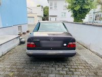 Gebraucht Mercedes E200 1993 Violet Limousine