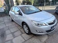 Używany Opel Astra Design Edition 87 KM (63 kW) 2012 Srebrny Sedan/Limuzyna