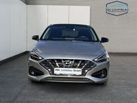 Gebraucht Hyundai i30 Edition 30+ 120 PS (88 kW) 2021 Shimmering silver Limousine