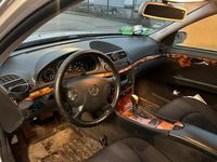 Gebraucht Mercedes E220 150 PS (110 kW) 2002 Silber Limousine