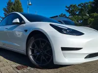 Używany Tesla Model 3 Standard Range 225 kW (306 KM) 2022 Biały Sedan/Limuzyna