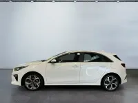 Gebraucht Kia Ceed Spirit 140 PS (102 kW) 2021 (hw2) deluxeweiss met. Kleinwagen