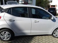 Gebraucht Hyundai i10 Select 63 PS (46 kW) 2024 Lumen grey / mic Kleinwagen