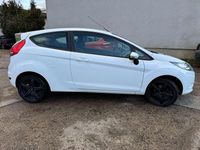 Gebraucht Ford Fiesta Trend 60 PS (44 kW) 2011 Frostweiß Kleinwagen