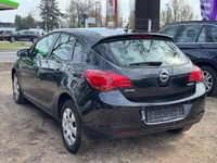 Używany Opel Astra 87 KM (63 kW) 2010 Czarny Sedan/Limuzyna