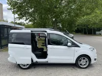 Gebraucht Ford Tourneo Titanium 101 PS (74 kW) 2017 Frost weiss Kombi
