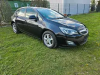 Używany Opel Astra 110 KM (80 kW) 2010 Czarny Sedan/Limuzyna