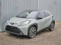Neu Toyota Aygo 72 PS (52 kW) 2025 Urban khaki (6x3)/ black mica Kleinwagen