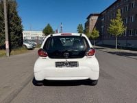 Gebraucht Toyota Aygo Basis 68 PS (50 kW) 2012 Weiß Kleinwagen