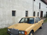 Gebraucht Mercedes 200 106 PS (77 kW) 1983 Gelb Limousine
