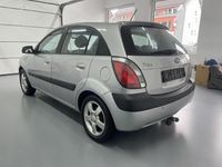 Gebraucht Kia Rio 110 PS (80 kW) 2005 Silber Limousine