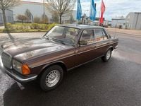 Second-hand Mercedes E280 185 CP (136 kW) 1982 Maro Berlinǎ