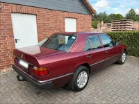 Gebraucht Mercedes E200 75 PS (55 kW) 1992 Rot Limousine