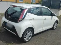 Gebraucht Toyota Aygo 69 PS (50 kW) 2015 Weiß Kleinwagen
