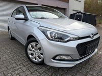 Gebraucht Hyundai i20 101 PS (74 kW) 2016 Silber Kleinwagen