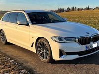 Gebraucht BMW 530e Luxury Line 292 PS (214 kW) 2023 Weiß Kombi