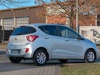Gebraucht Hyundai i10 Classic 67 PS (49 kW) 2016 Sleek silver / met (metallic) Kleinwagen