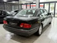 Używany Mercedes E240 Elegance 170 KM (125 kW) 1997 Czarny Sedan/Limuzyna