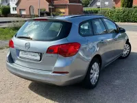Gebraucht Opel Astra Edition 95 PS (69 kW) 2014 Silbersee/silver lake Kombi