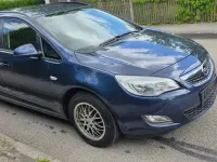 Usata Opel Astra 100 CV (73 kW) 2011 Andere farben Station wagon