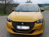 Gebraucht Peugeot e-208 Allure+ 100 kW (136 PS) 2022 Gelb Kleinwagen
