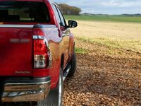 Gebraucht Toyota HiLux 150 PS (110 kW) 2017 Rot Pickup