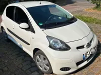 Gebraucht Toyota Aygo 68 PS (50 kW) 2011 Weiß Kleinwagen