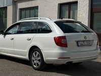 Gebraucht Skoda Superb 125 PS (91 kW) 2011 Weiß Kombi