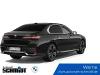 Gebraucht BMW 750e M Sport 489 PS (359 kW) 2023 Saphirschwarz Limousine