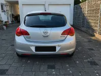 Gebraucht Opel Astra Edition 101 PS (74 kW) 2012 Silber Limousine