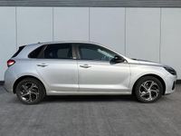 Gebraucht Hyundai i30 Intro Edition 110 PS (80 kW) 2020 Platinum silver Limousine