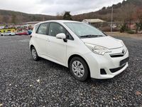Gebraucht Toyota Verso-S Life 99 PS (72 kW) 2011 Weiß Van / Kleinbus