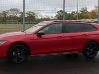 Gebraucht VW Passat R-line 177 PS (130 kW) 2024 Rot Kombi