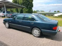 Używany Mercedes E430 279 KM (205 kW) 1997 Niebieski Sedan/Limuzyna