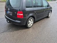 Second-hand VW Touran 105 CP (77 kW) 2005 Negru Monovolum
