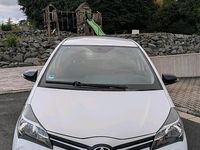 Gebraucht Toyota Yaris 68 PS (50 kW) 2016 Weiß Kleinwagen
