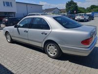 Gebraucht Mercedes E240 170 PS (125 kW) 1997 Silber Limousine