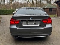Gebraucht BMW 318 143 PS (105 kW) 2010 Grau Limousine